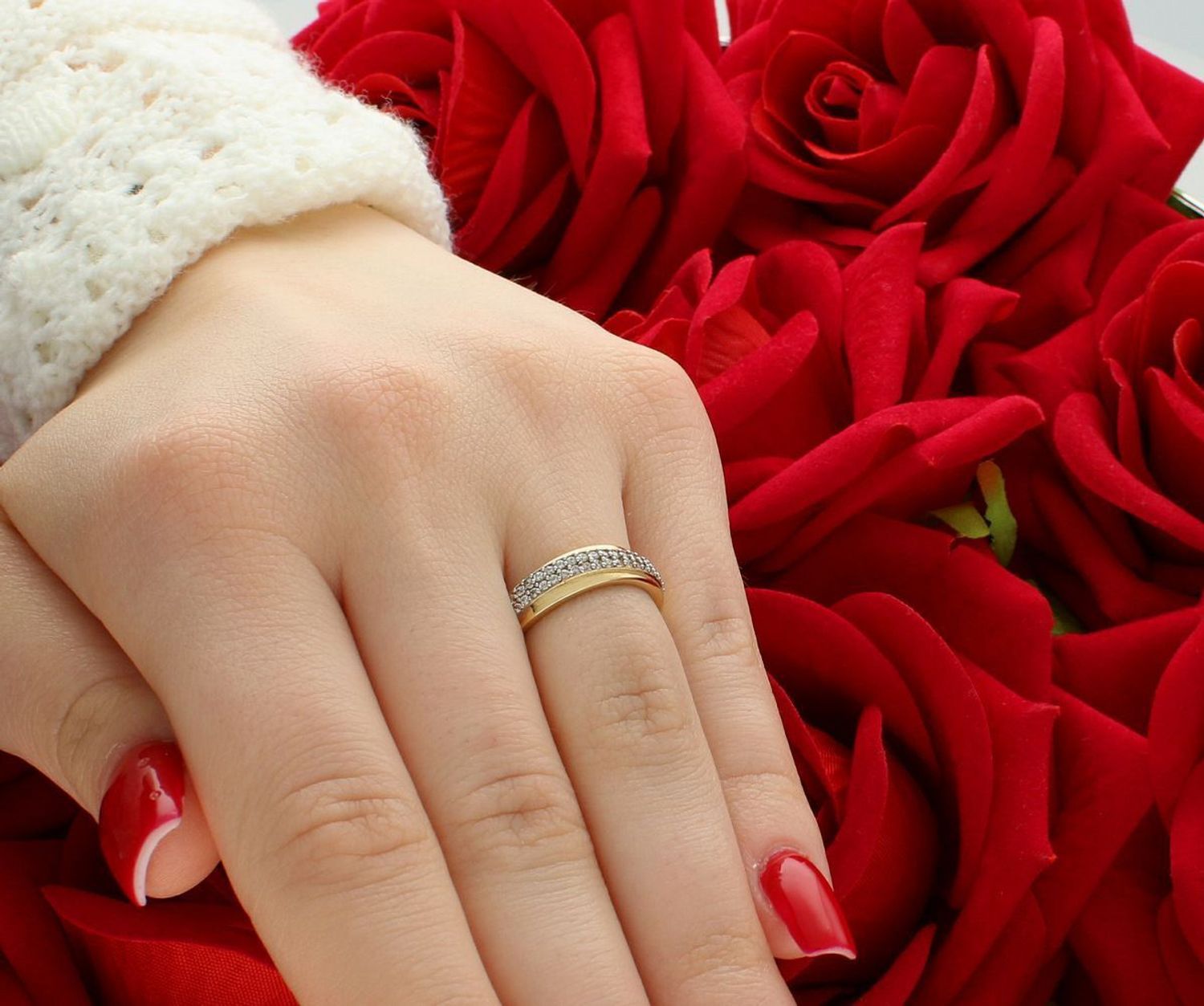 Pierścionek damski ze złota próby 585, zdobiony lśniącymi cyrkoniami. Waga 2,03 g, szerokość góry 5 mm, rozmiar 13. Idealny na prezent i wyjątkowe okazje.1.jpg